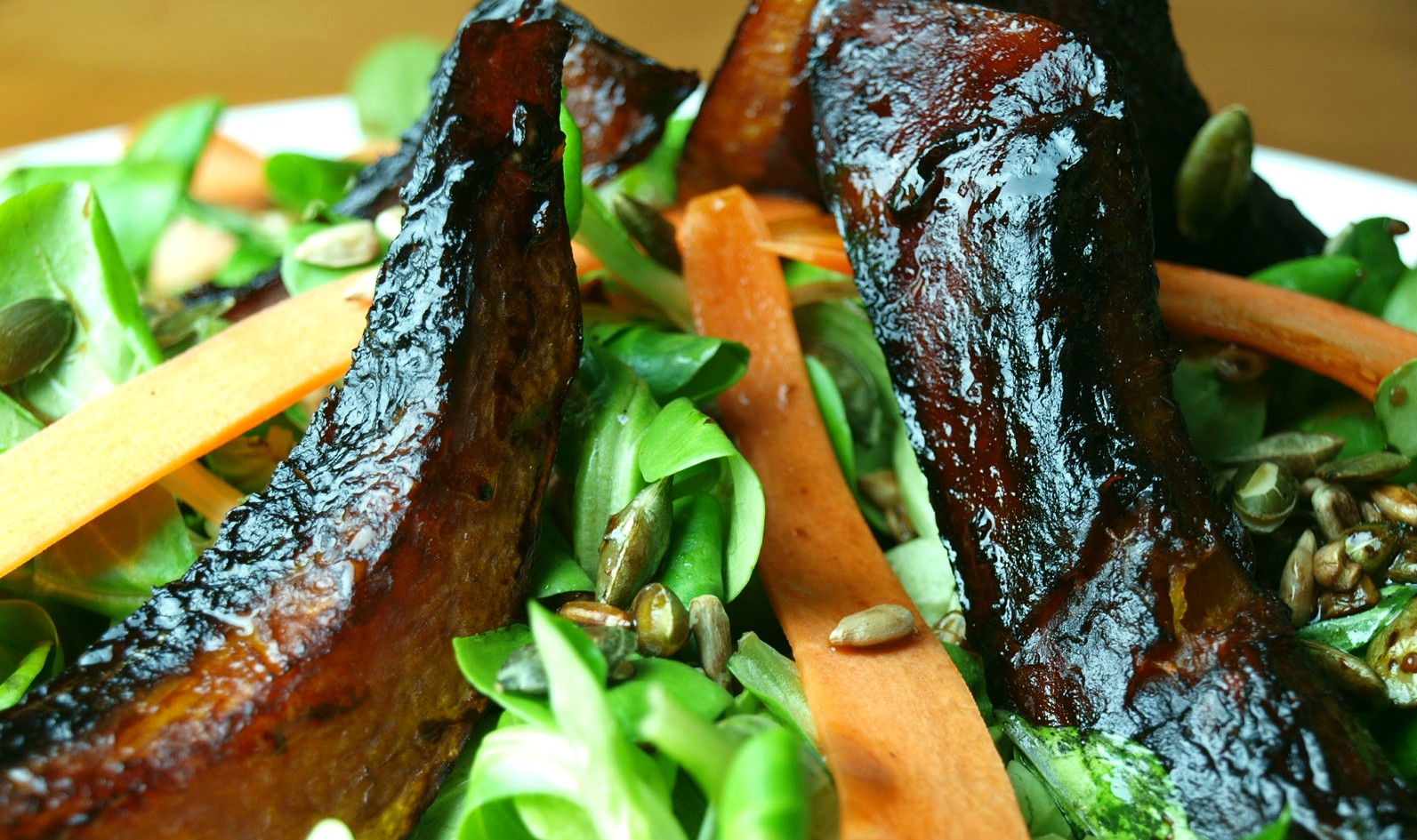 Hokaidokürbis in Honig-Soja-Marinade auf Feldsalat – Feinschmeckergarten