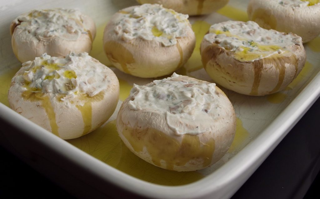 Gegrillte Champignons mit Ziegenkäse-Thymian-Füllung – Feinschmeckergarten