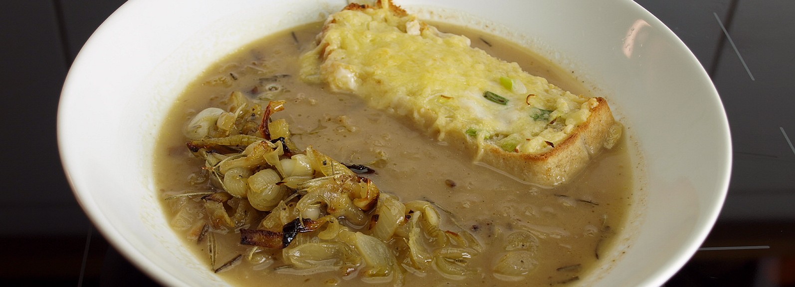 Zwiebelsuppe Mit Kasecroutons Feinschmeckergarten