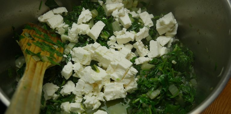 Blätterteigtaschen mit Mangold-Feta-Füllung – Feinschmeckergarten Blätterteigtaschen mit Mangold-Feta-Füllung – Feinschmeckergarten