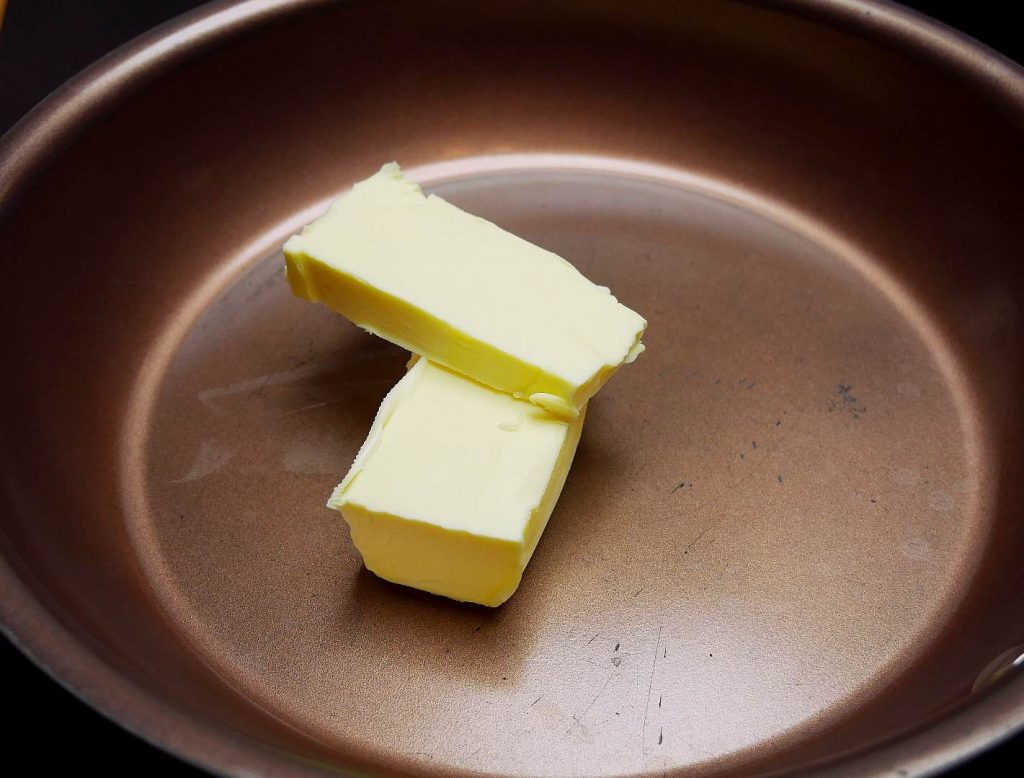Butter in einer Pfanne