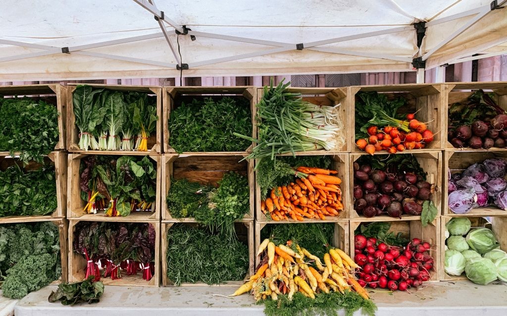 Marktstand mit Gemüsekisten