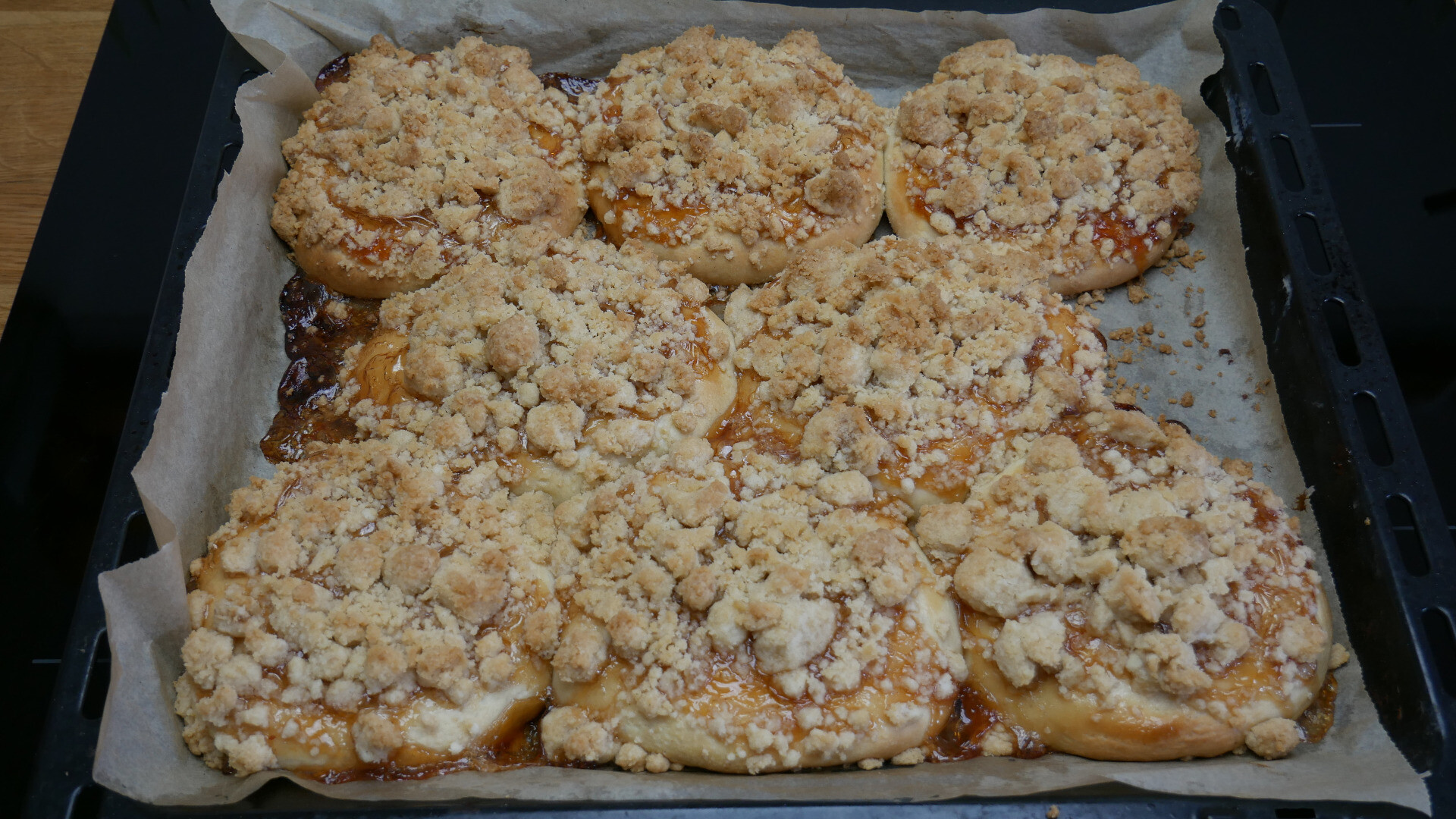 baked Hefetaler with crumbles